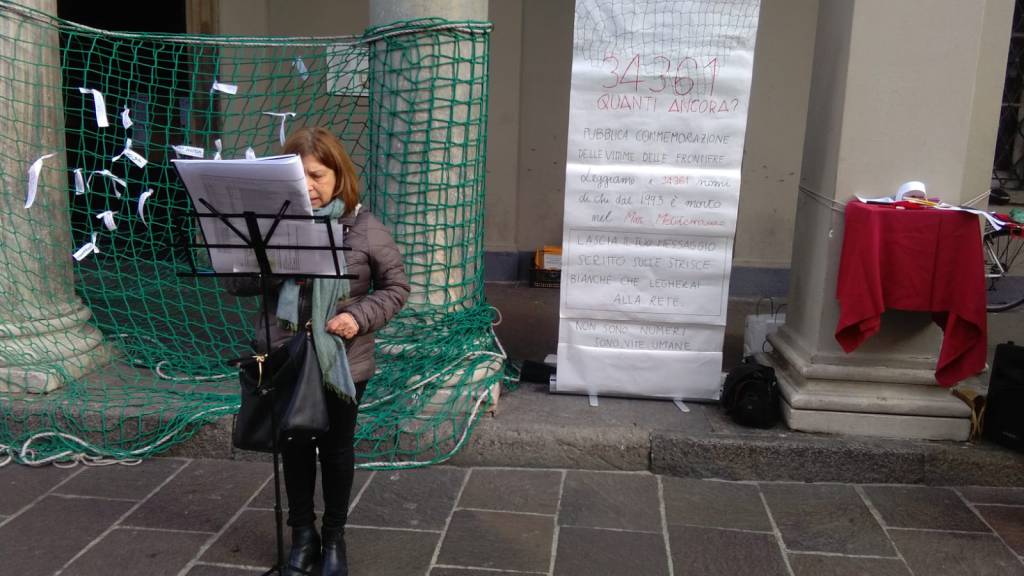 como accoglie e como senza frontiere leggono nomi vittime nel mare in piazza