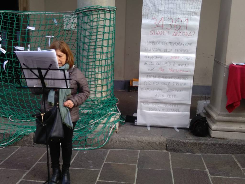 como accoglie e como senza frontiere leggono nomi vittime nel mare in piazza