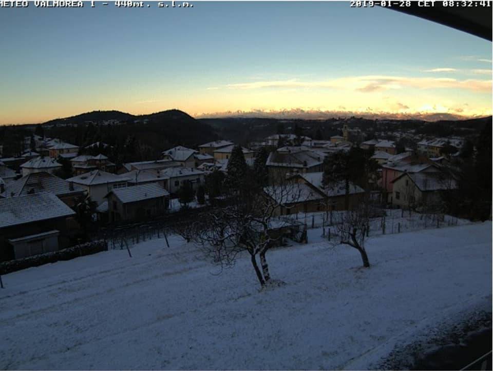 como e provincia risveglio con neve sui campi e sulle strade