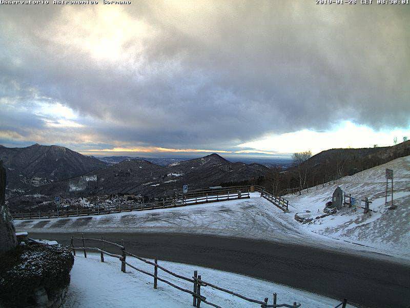 como e provincia risveglio con neve sui campi e sulle strade