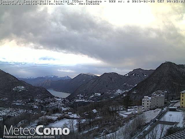 como e provincia risveglio con neve sui campi e sulle strade