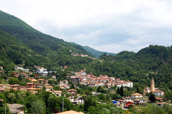 èlesio generica del paese vista da lontano