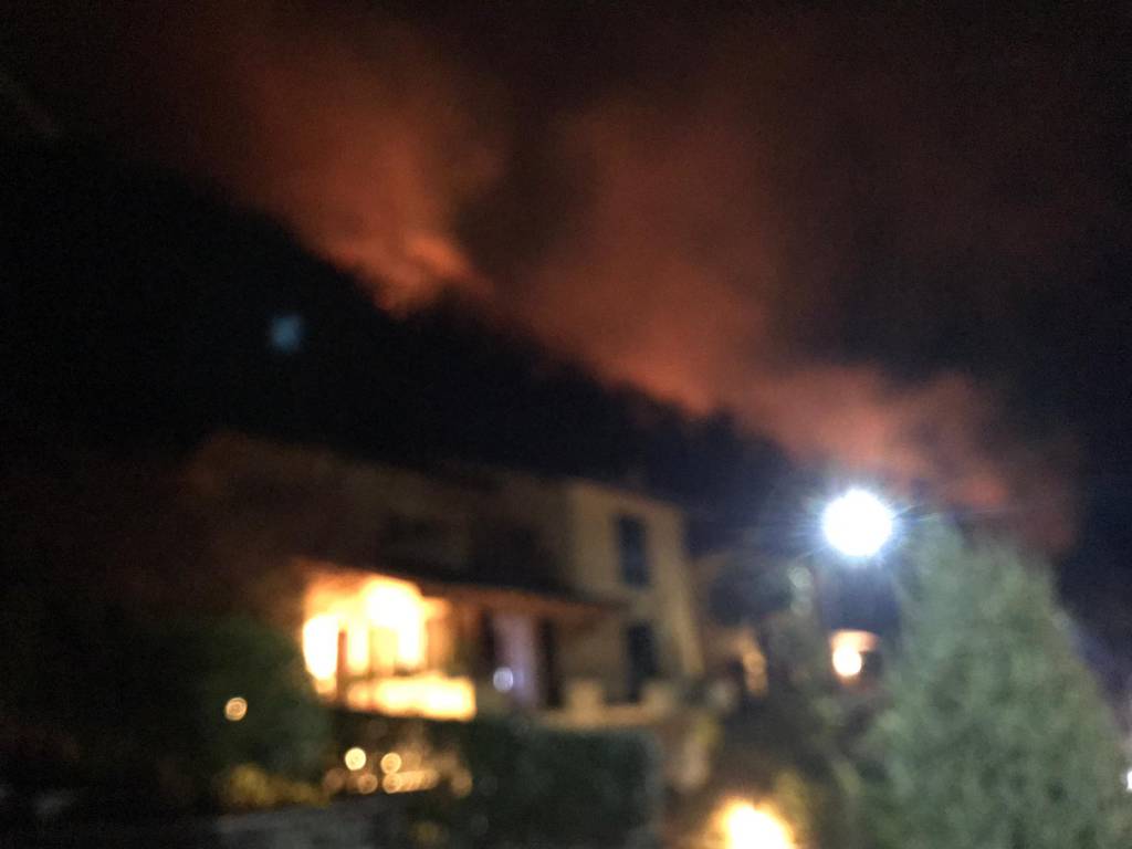 Il nuovo incendio nei boschi del comasco: paura a San Siro