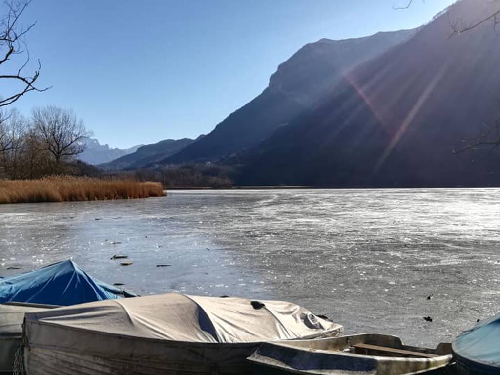 lago del piano a porlezza superficie ghiacciata