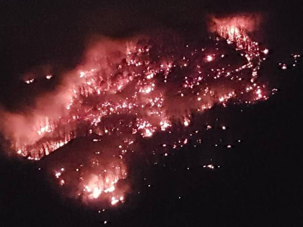 ripartito incendio sui monti alto lago di como, fiamme nella notte