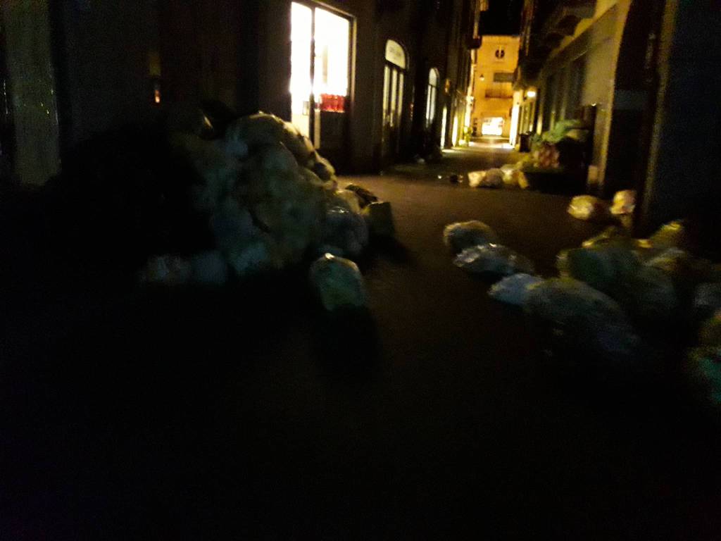 sacchi rifiuti sparsi sulle strade di como per il vento forte notte