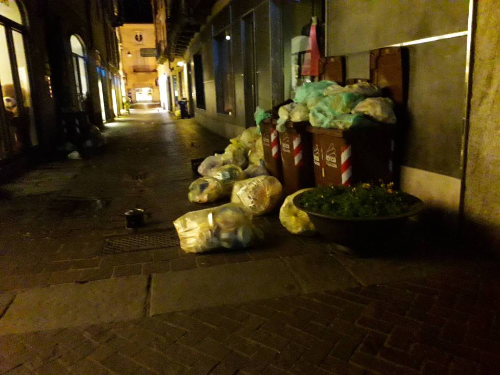 sacchi rifiuti sparsi sulle strade di como per il vento forte notte