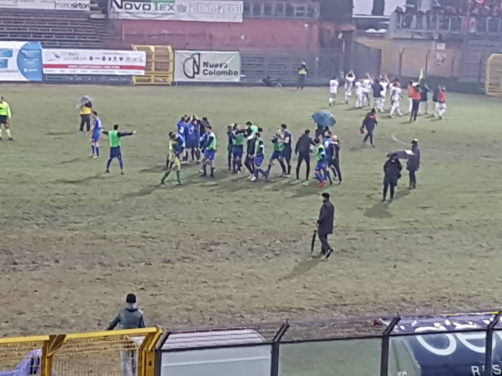 como vince contro il Mantova al Sinigaglia festa dei calciatori in campo