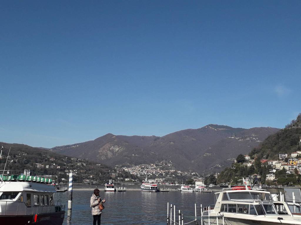 giornata bellissima cielo sereno no nuvole como e lago immagini piazza cavour e brunate