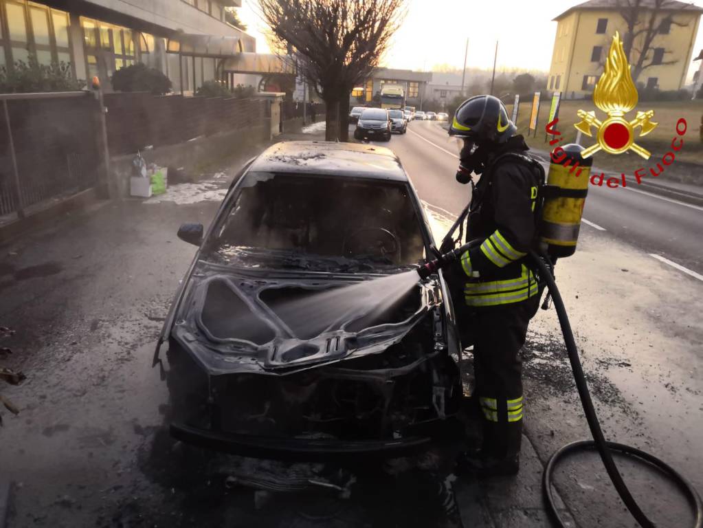incendio auto via giovanni da cermanate cantù