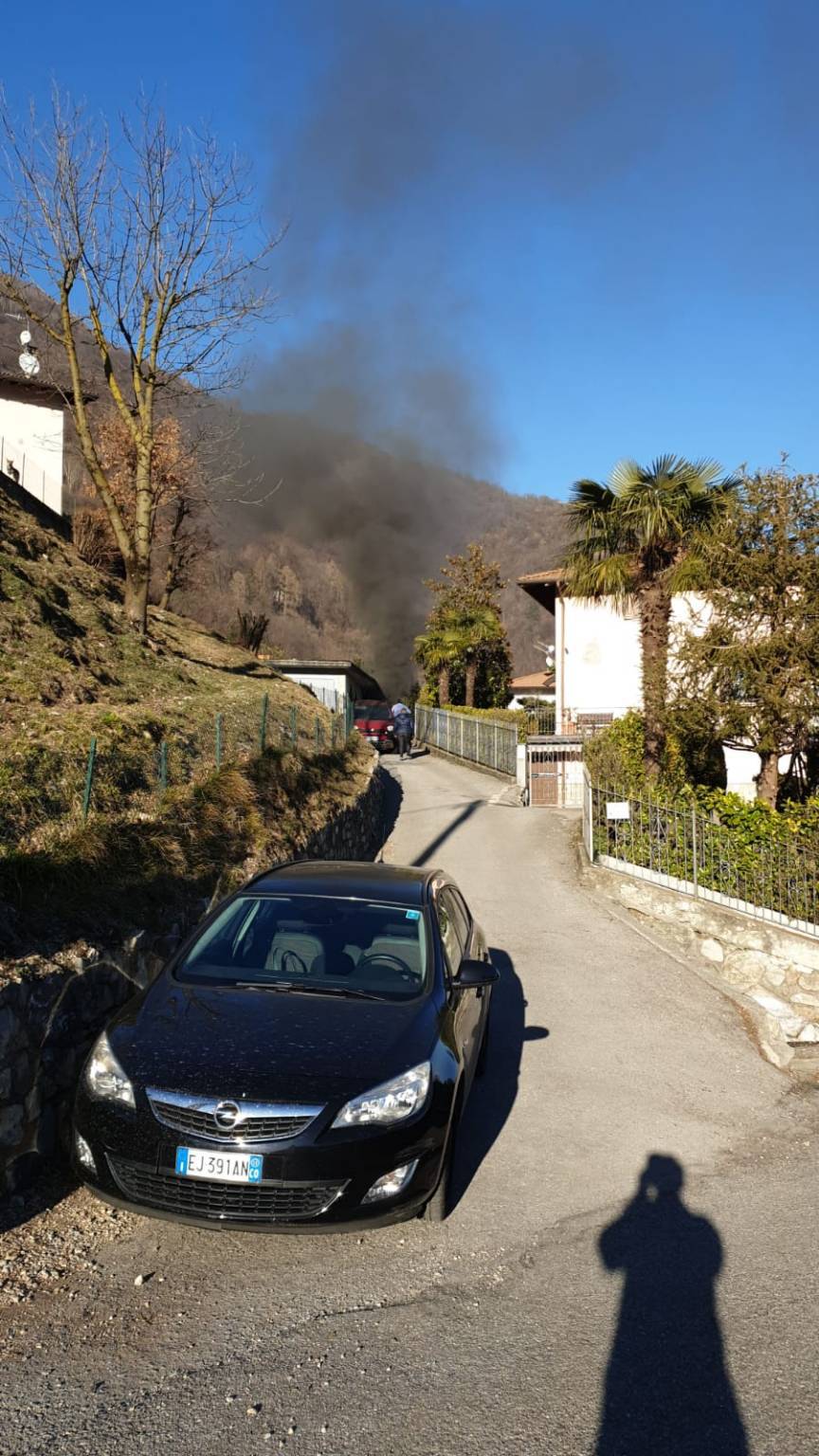 incendio box dizzasco fiamme e fumo