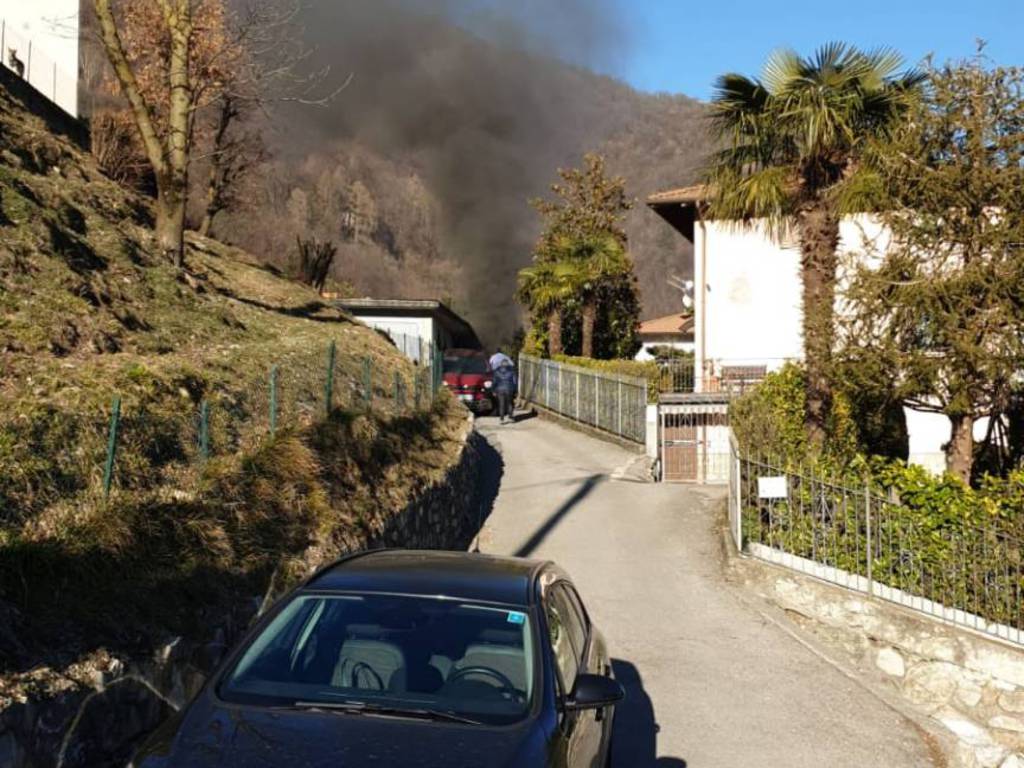 incendio box dizzasco fiamme e fumo