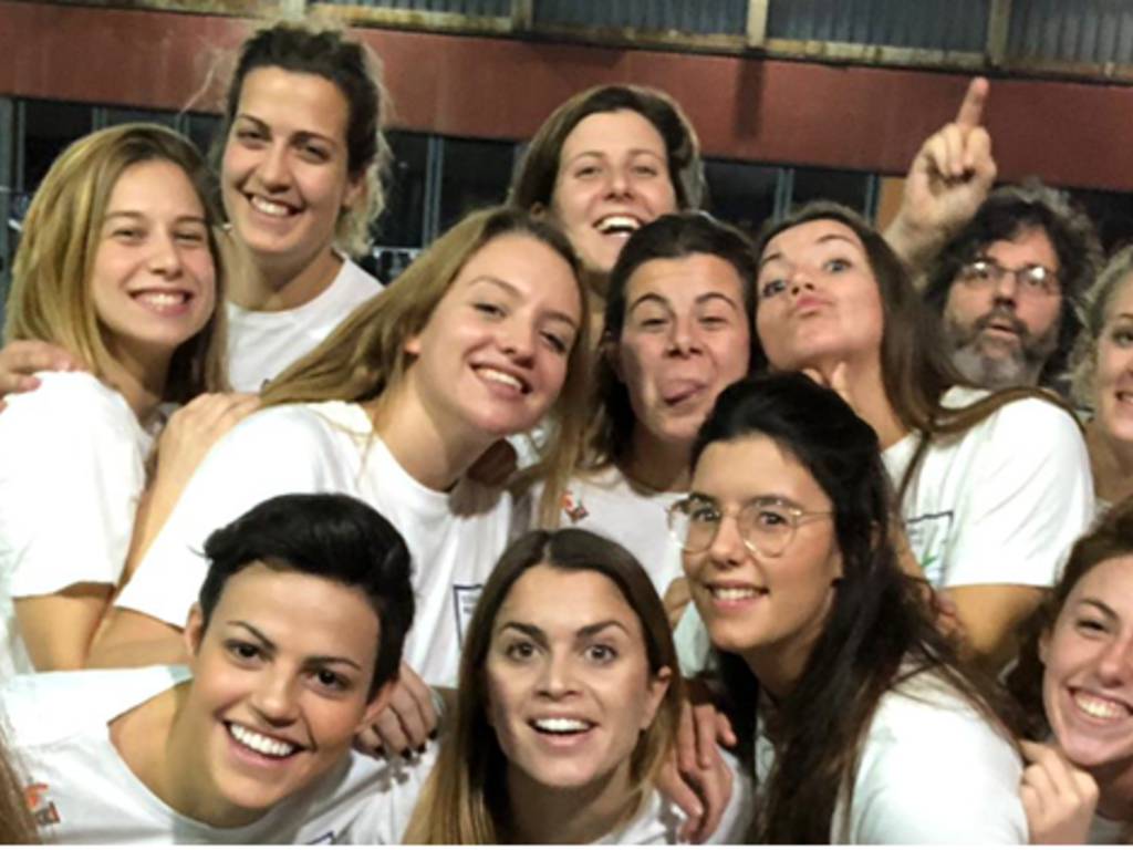 selfie rane rosa comonuoto per vittoria nel derby contro Varese