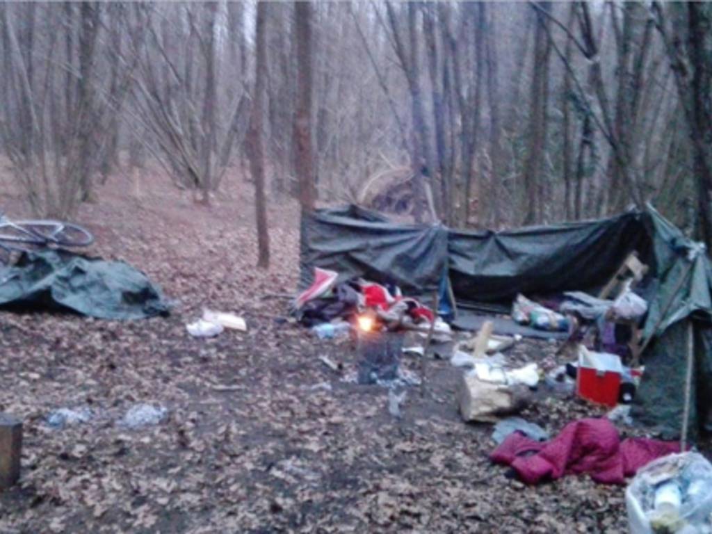 bivacco dello spaccio a casnate bosco tenda scoperto carabinieri