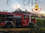 incendio discarica di mariano comense pompieri al lavoro