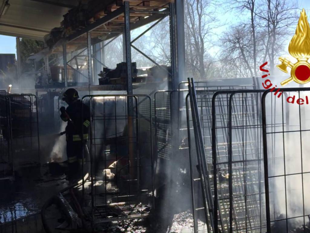 incendio esterno magazzino italmark di bregnano supermercato