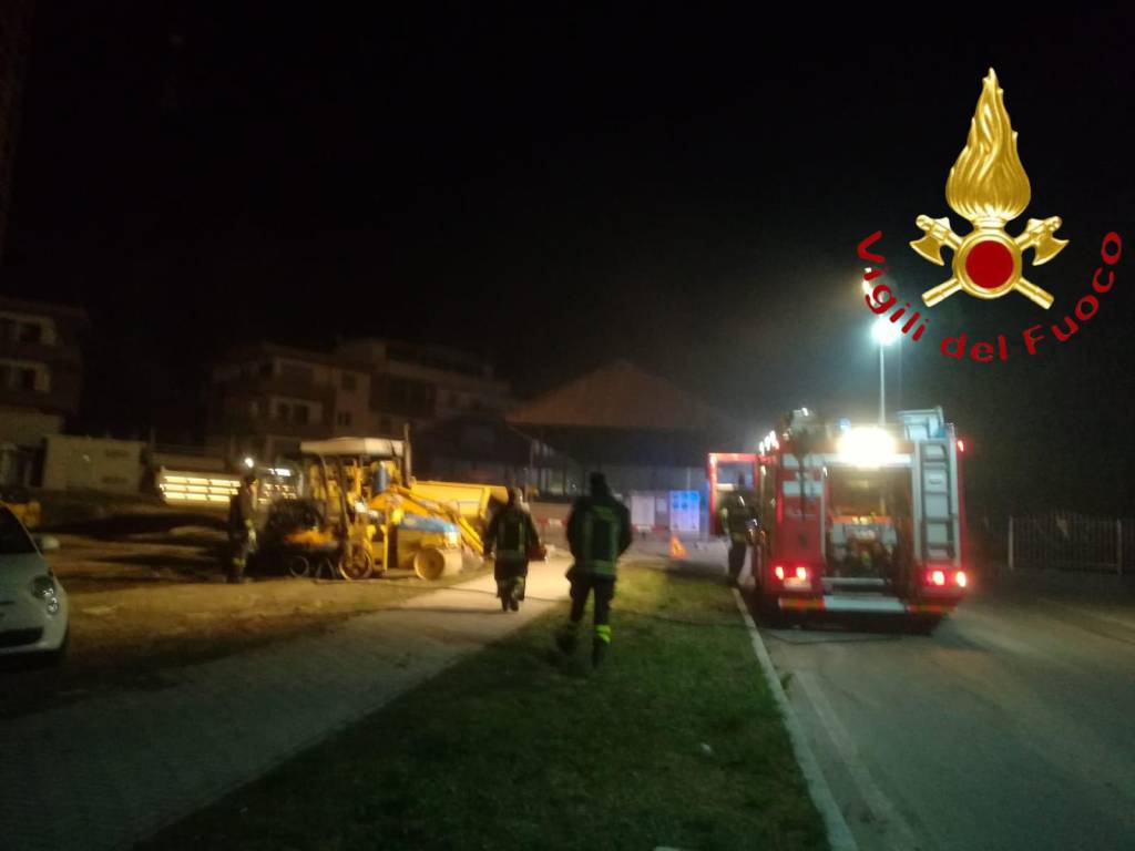 Incendio nella notte ad Uggiate Trevano: bruciate due ruspe in cantiere