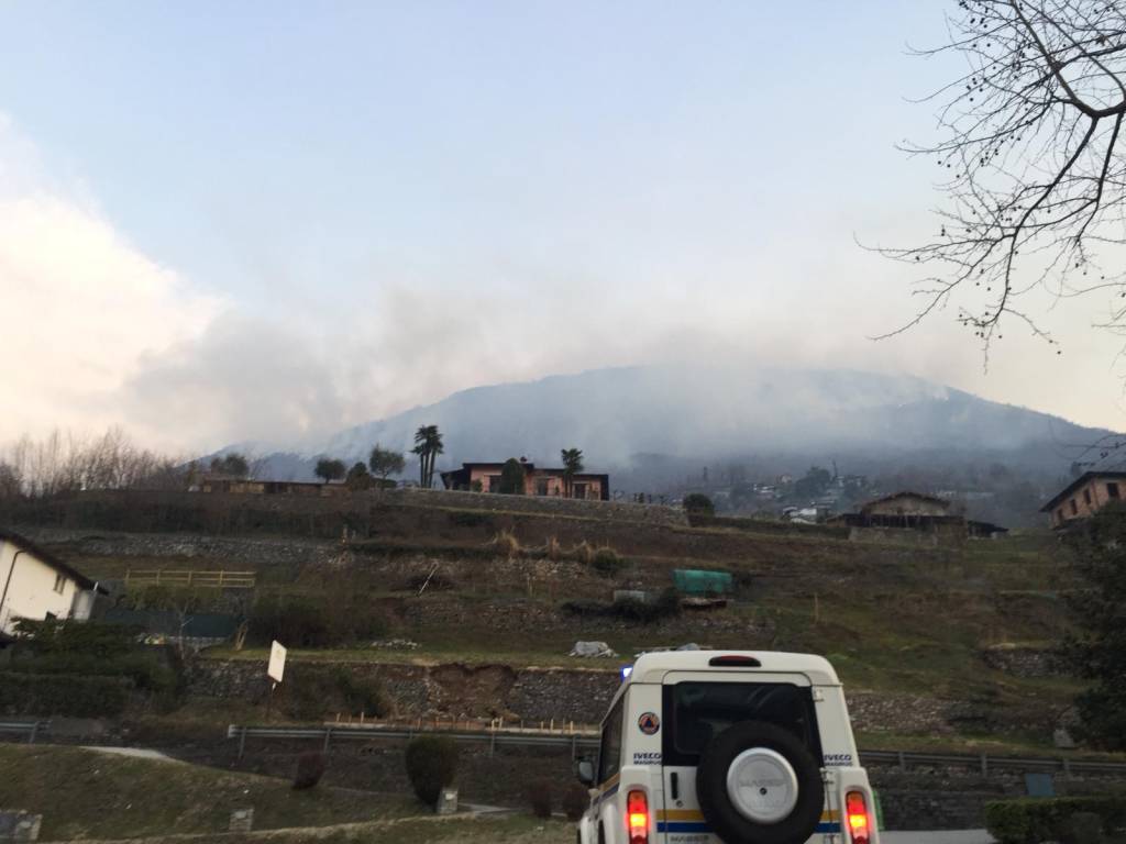 incendio sui monti di carlazzo volontari antincendio in posto