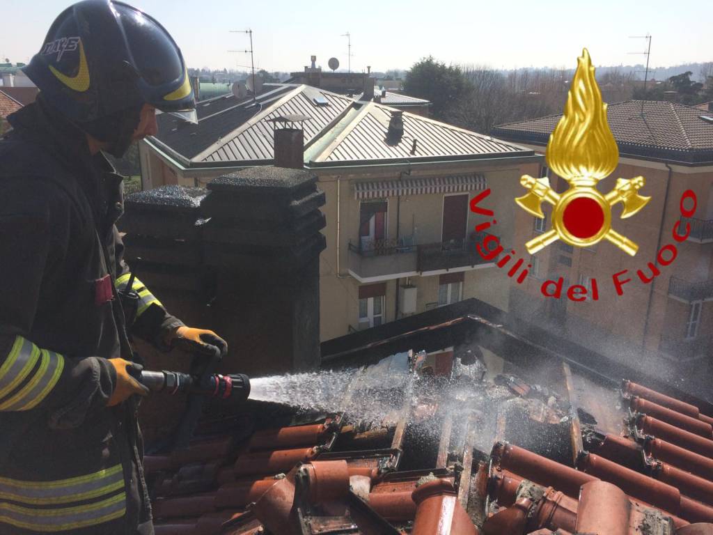 Incendio tetto in via Varesina a Rebbio, danni limitati