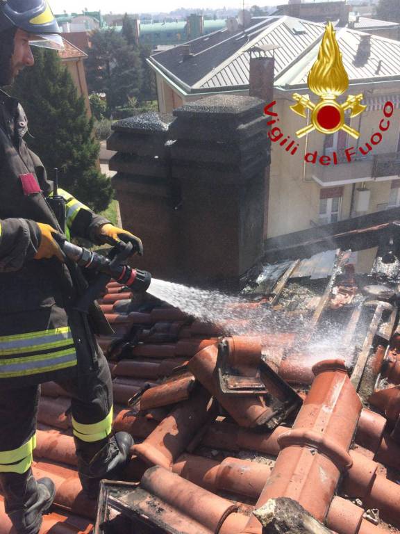 Incendio tetto in via Varesina a Rebbio, danni limitati
