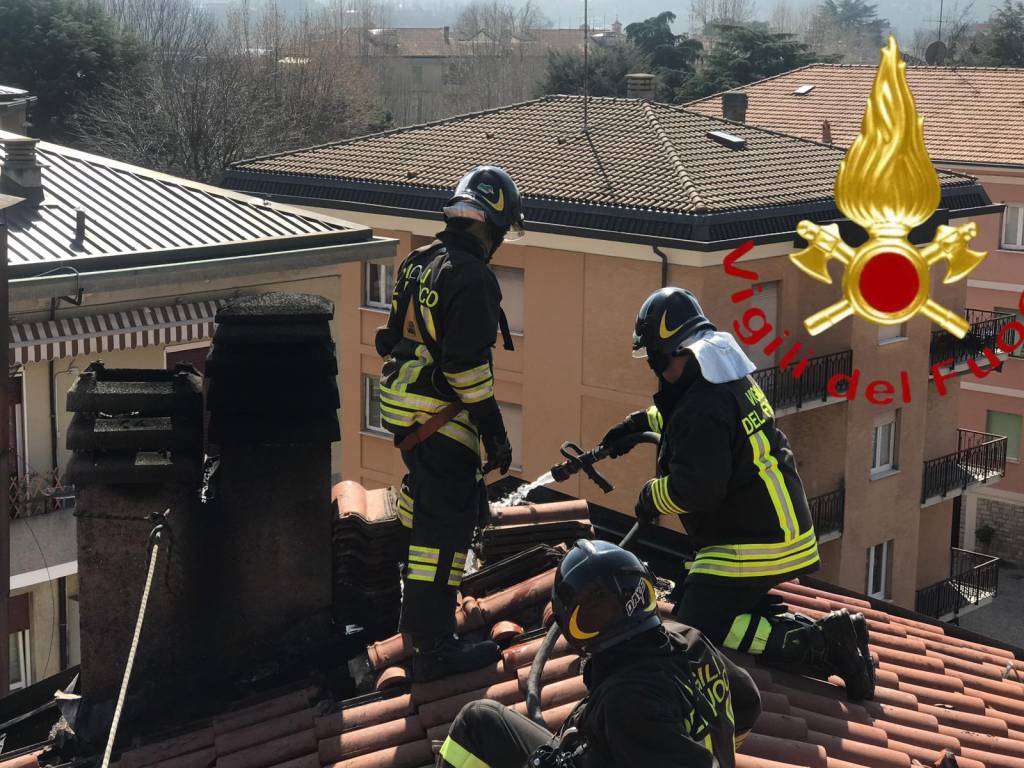 Incendio tetto in via Varesina a Rebbio, danni limitati