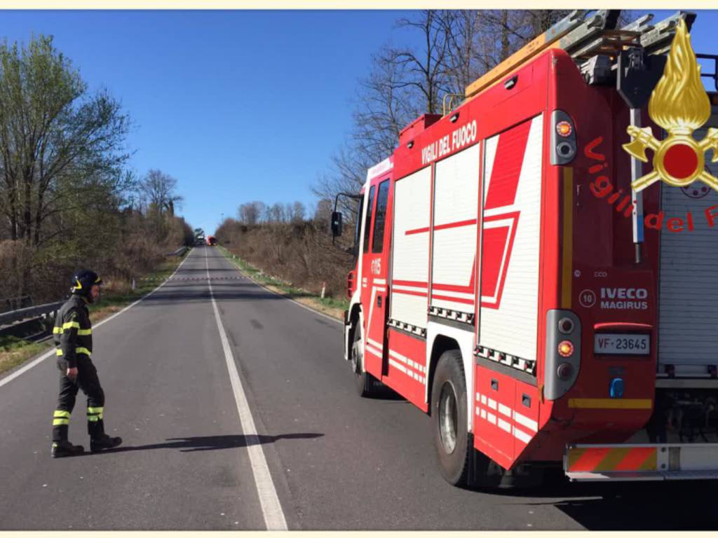 incidente ponte sotto novedratese a carimate, strada chiusa per ragioni sicurezza