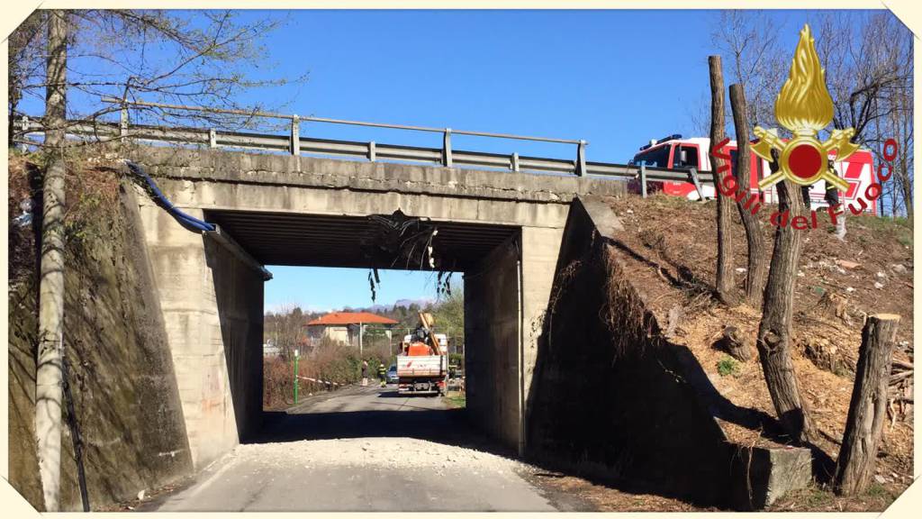 incidente ponte sotto novedratese a carimate, strada chiusa per ragioni sicurezza