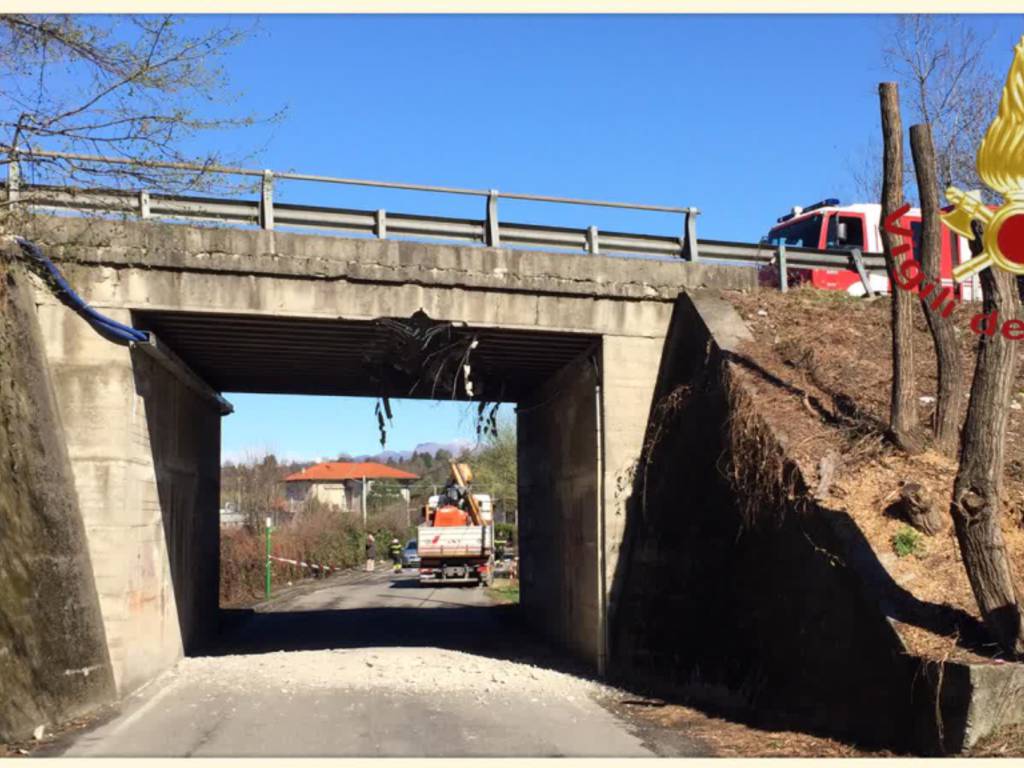 incidente ponte sotto novedratese a carimate, strada chiusa per ragioni sicurezza