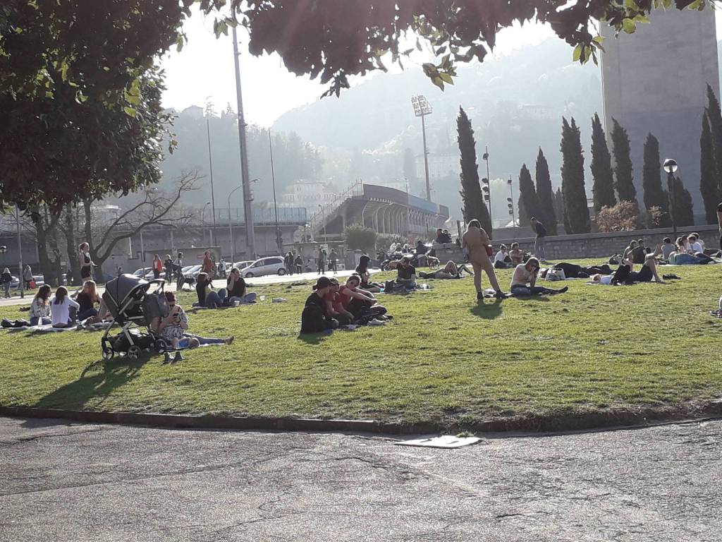 La bellissima domenica di Como: tutti a prendere il sole e migliaia di turisti