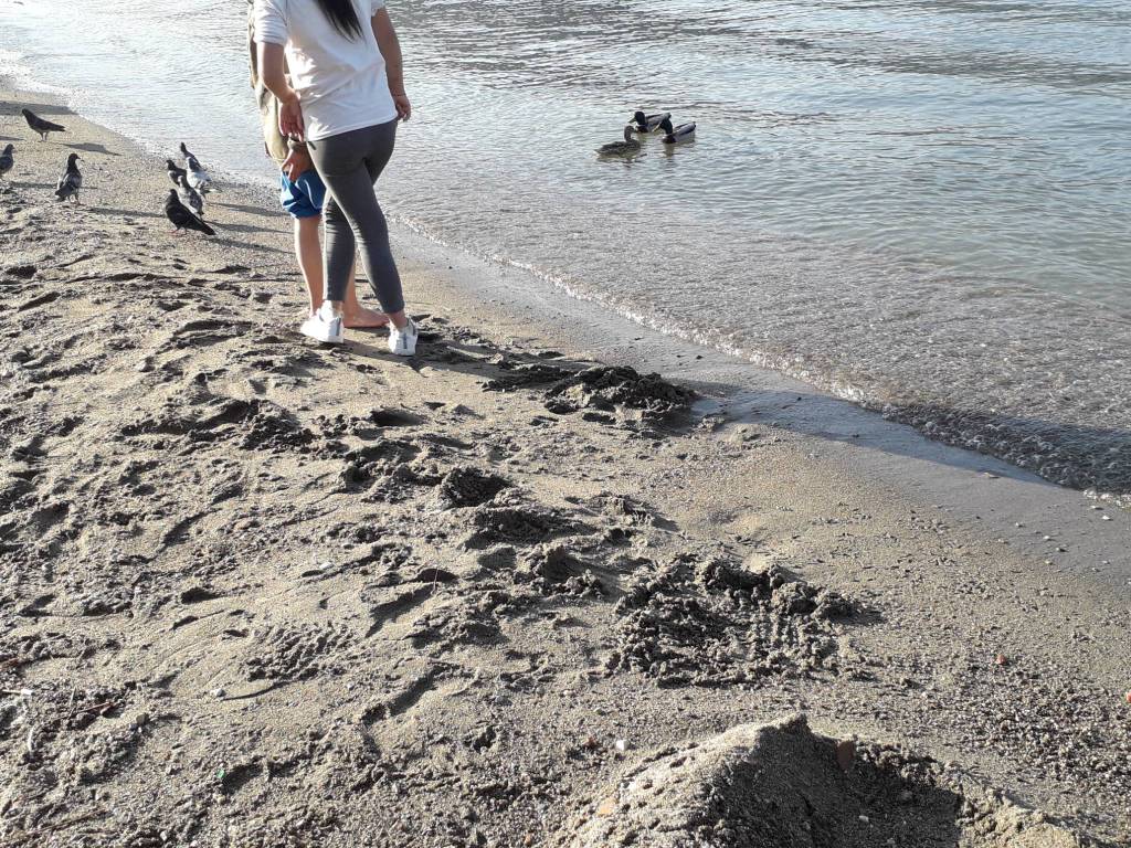 La bellissima domenica di Como: tutti a prendere il sole e migliaia di turisti