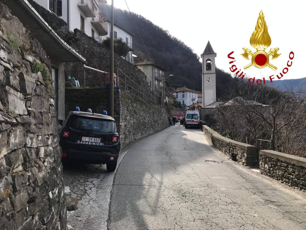 monti careno di nesso trattore si ribalta soccorso di pompieri e 118 con carabinieri