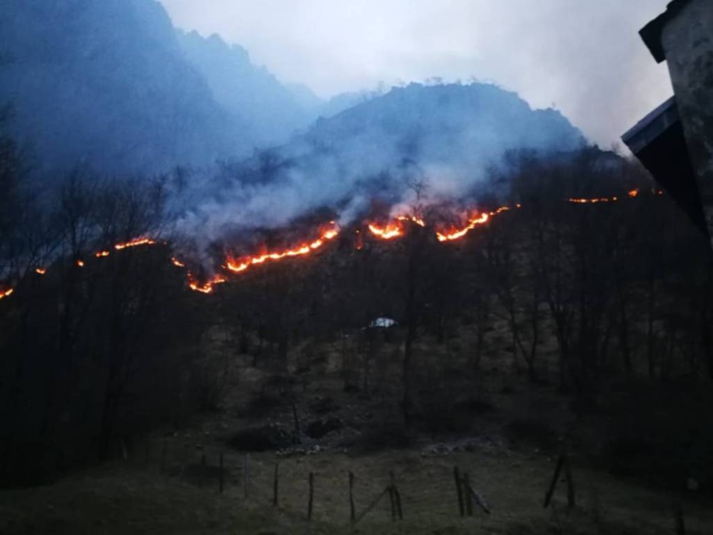 Nuovo incendio nei boschi di Carlazzo e Cavargna: danni ingenti