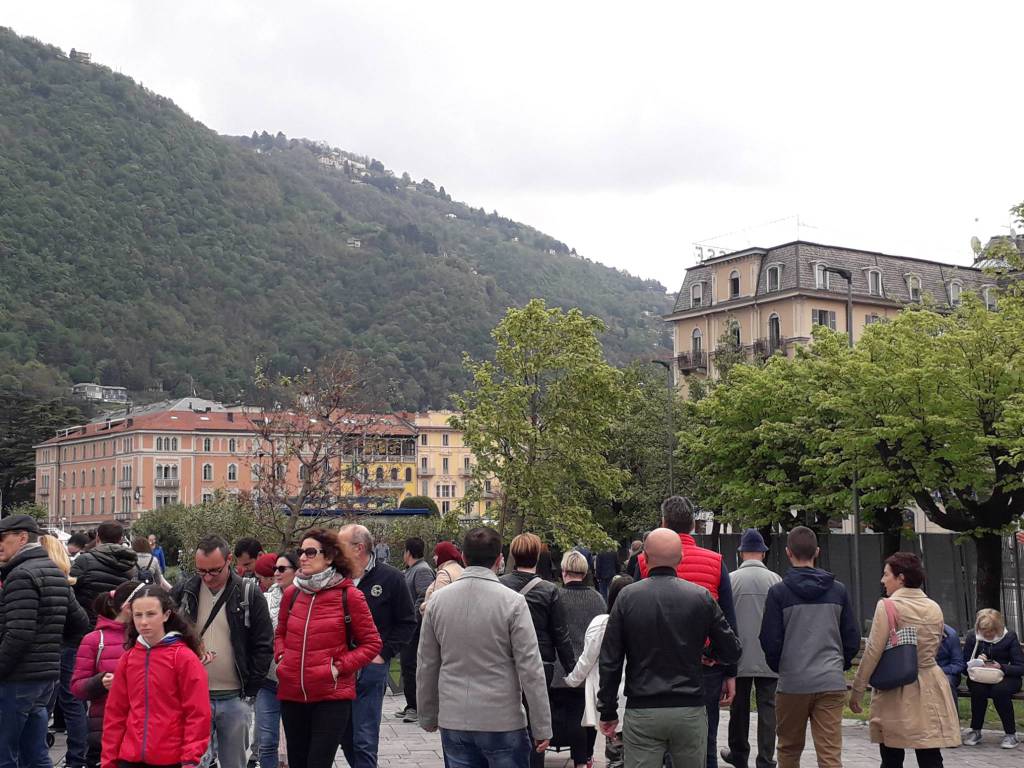 25 aprile a como, altro assalto dei turisti sul lago