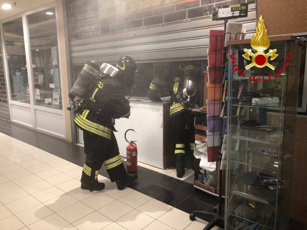 Incendio al negozio di calzolaio del gigante vertemate con minoprio