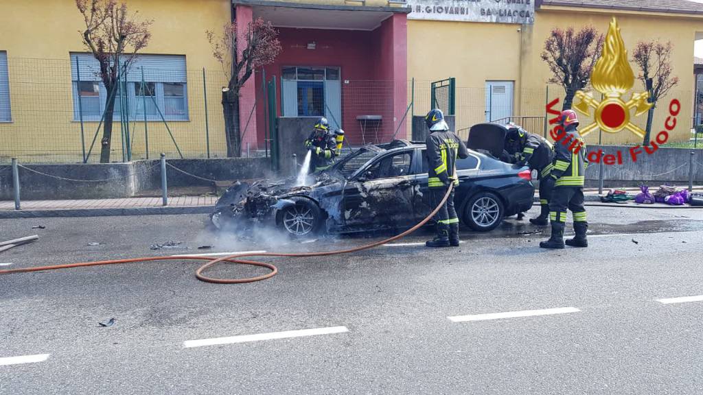 incendio auto fuori dal comune di tavernerio pompieri soccorso