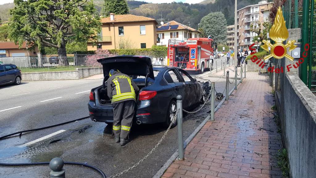 incendio auto fuori dal comune di tavernerio pompieri soccorso