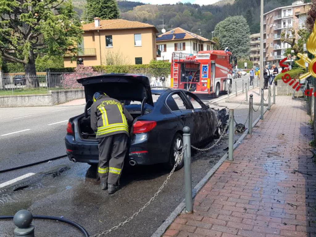 incendio auto fuori dal comune di tavernerio pompieri soccorso