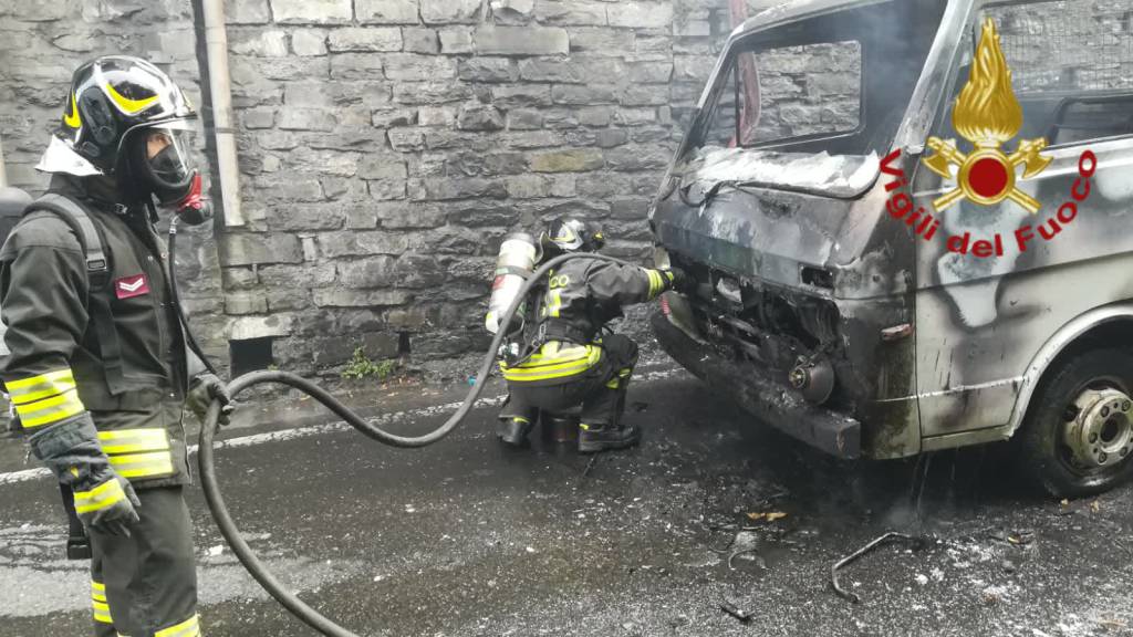 incendio camion via bixio a como pompieri