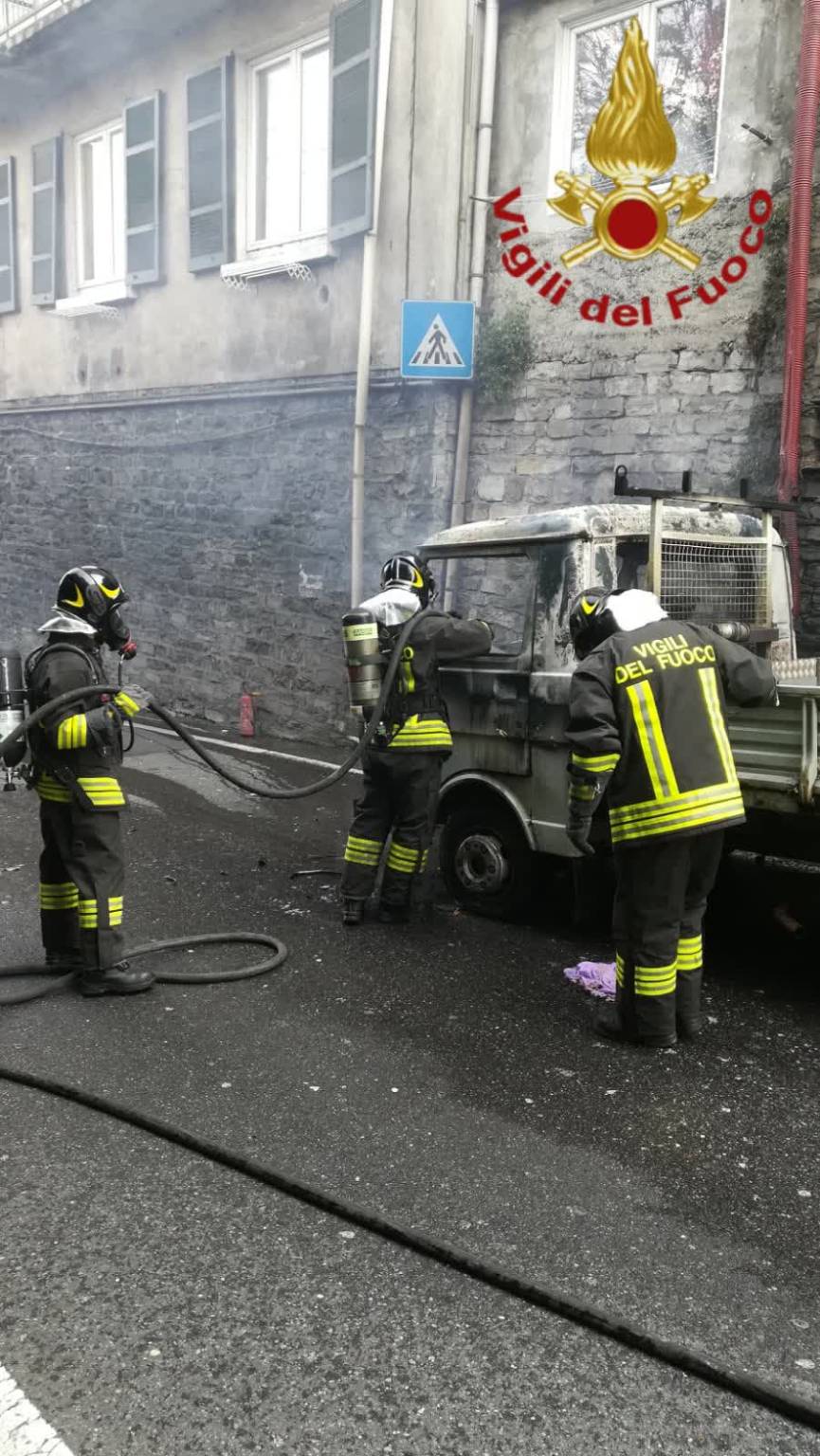 incendio camion via bixio a como pompieri