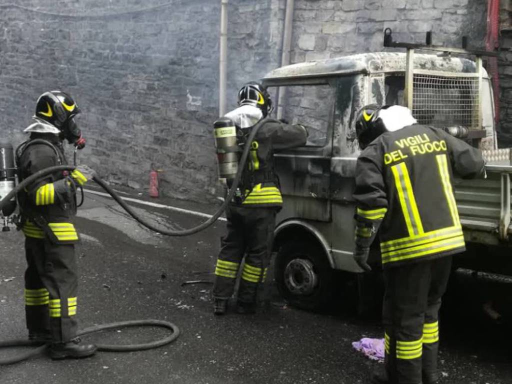 incendio camion via bixio a como pompieri