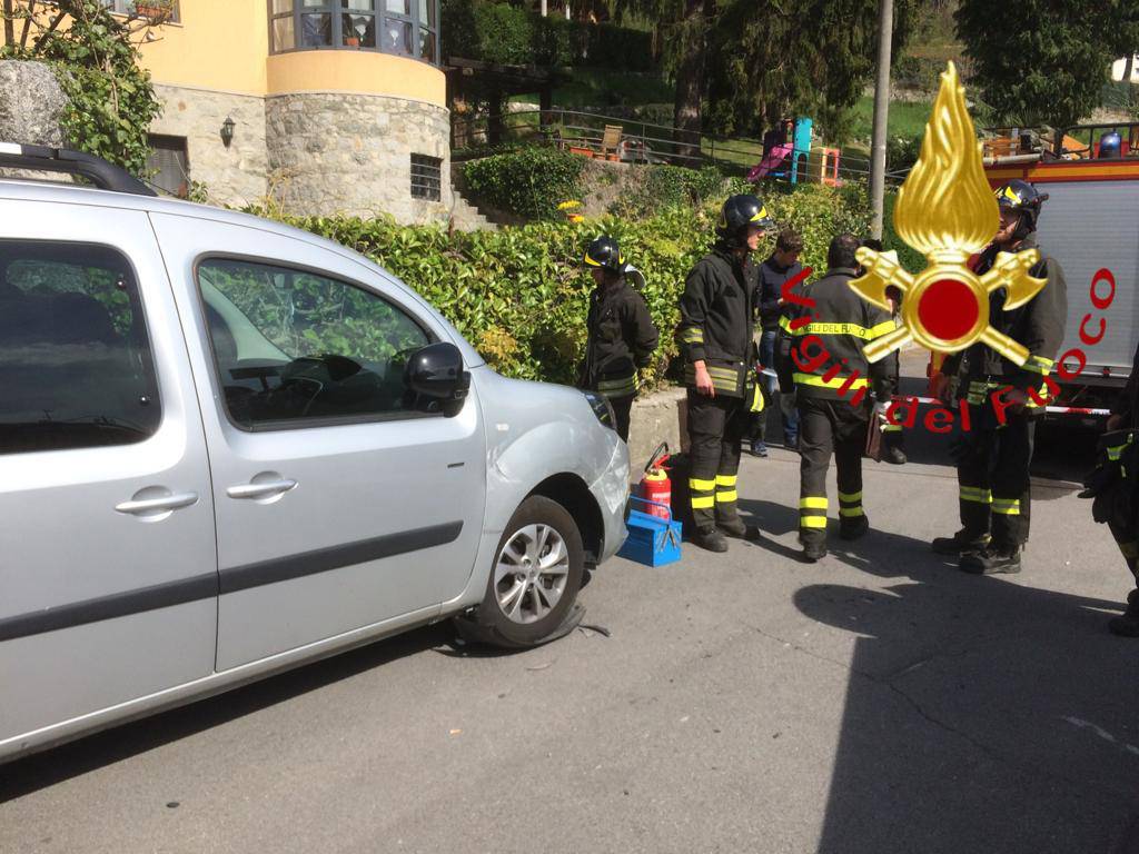 incidente barni auto si ribalta soccorsi dei pompieri