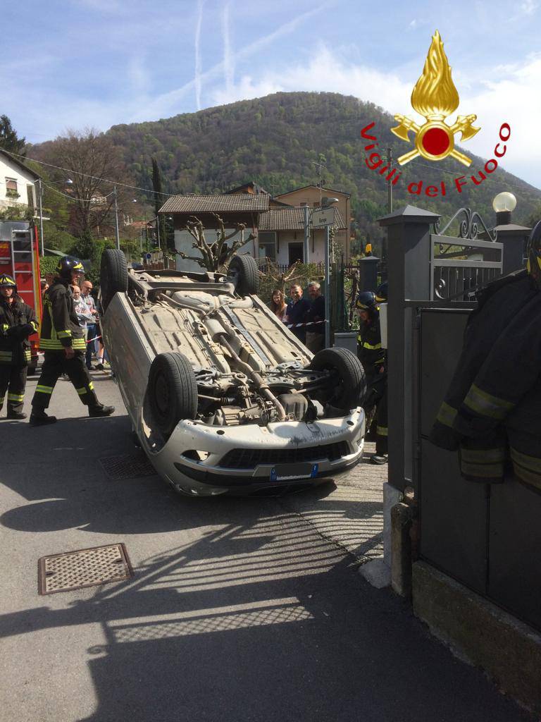 incidente barni auto si ribalta soccorsi dei pompieri