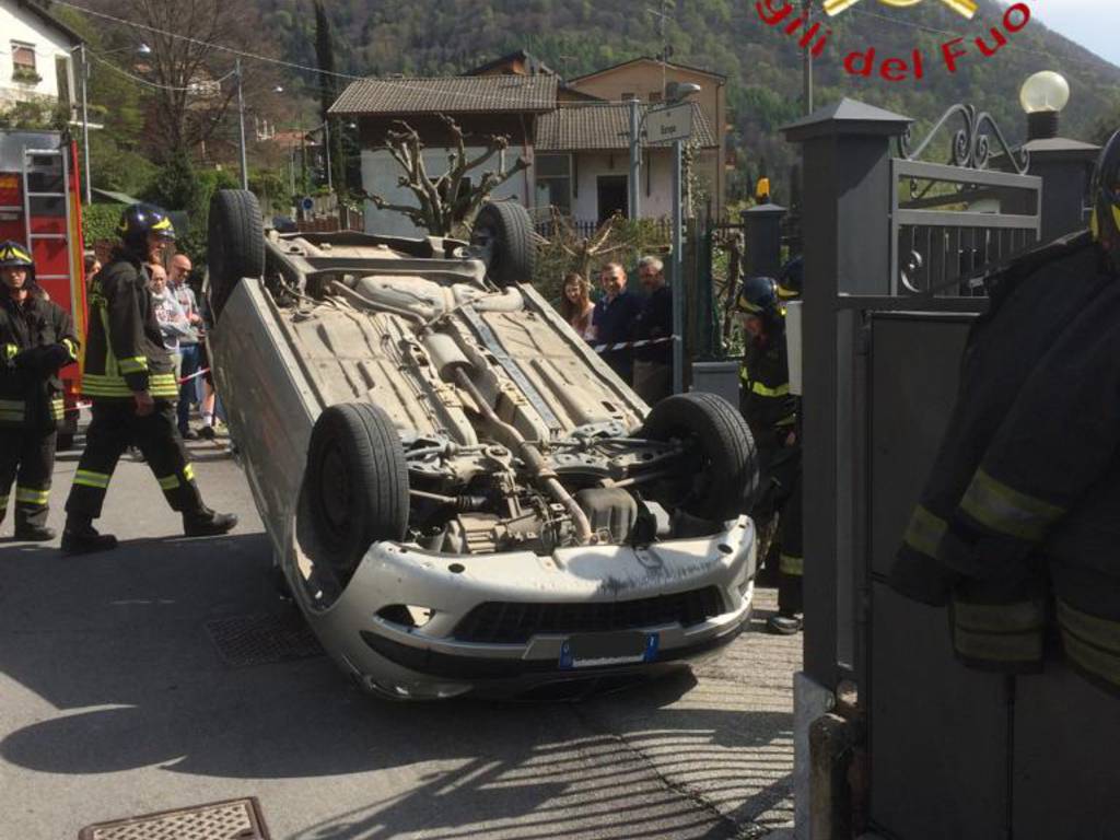 incidente barni auto si ribalta soccorsi dei pompieri