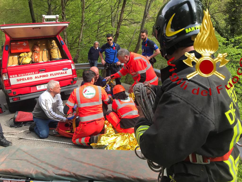 incidente lanzo intelvi ragazza nel burrone con la bicicletta soccorsa saf ponmpieri