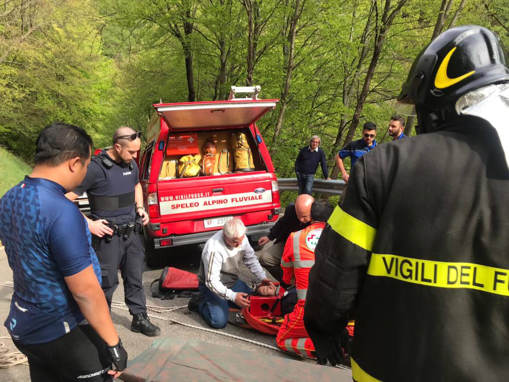 incidente lanzo intelvi ragazza nel burrone con la bicicletta soccorsa saf ponmpieri