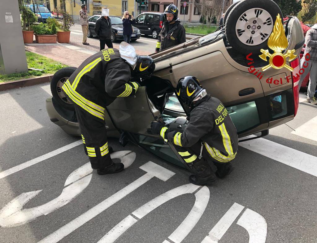 incidente olgiate piazza italia, auto si ribalta soccorsi pompieri