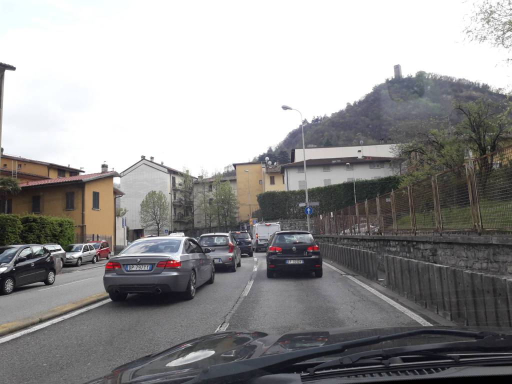 piazza san rocco e via grandi a como, presto rotatoria per traffico