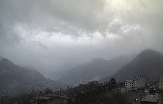 pioggia su como dopo lunga siccità immagini web cam di meteocomo