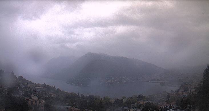 pioggia su como dopo lunga siccità immagini web cam di meteocomo