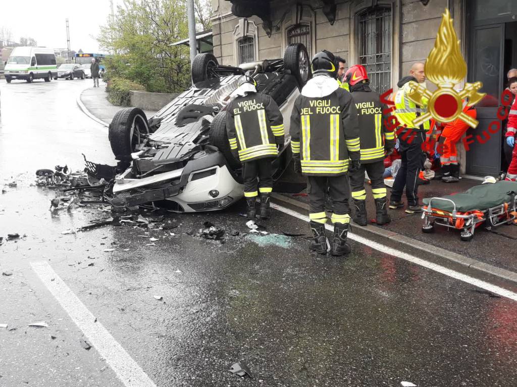 Schianto in Napoleona tra due auto, una ribaltata: cinque feriti